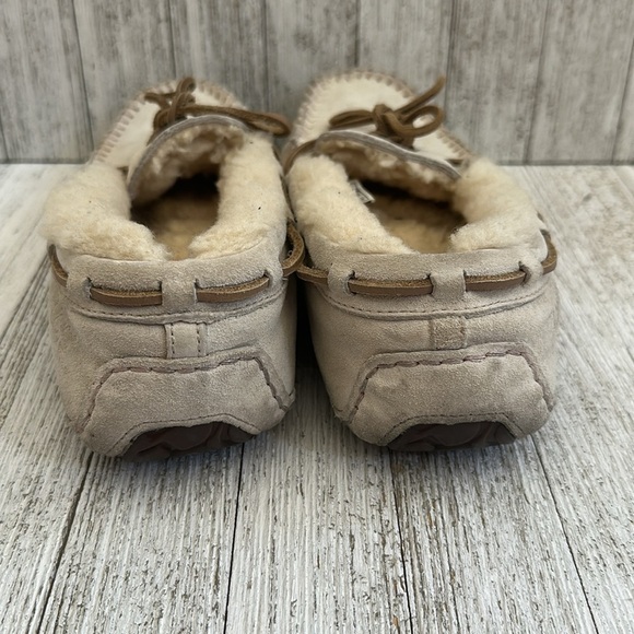 UGG Leather Dakota Moccasins Cream Ivory Slip On Slippers Sheepskin
Size 8 - Picture 4 of 8